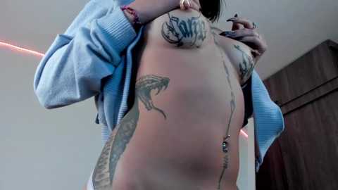 larissa_baker free recording from 2025-12-08 00:13:00