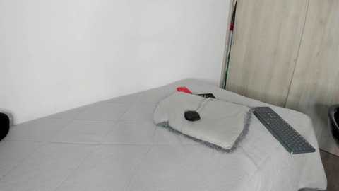 abigail_w free recording from 2025-05-14 00:49:00