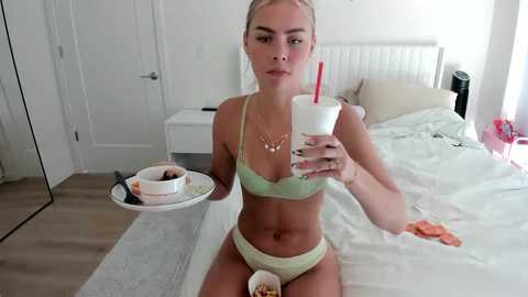 ariah_is_blonde free recording from 2025-08-19 21:04:00