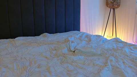 lena___ free recording from 2025-12-15 13:13:00