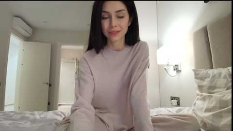 milla_bella free recording from 2025-12-24 01:20:00